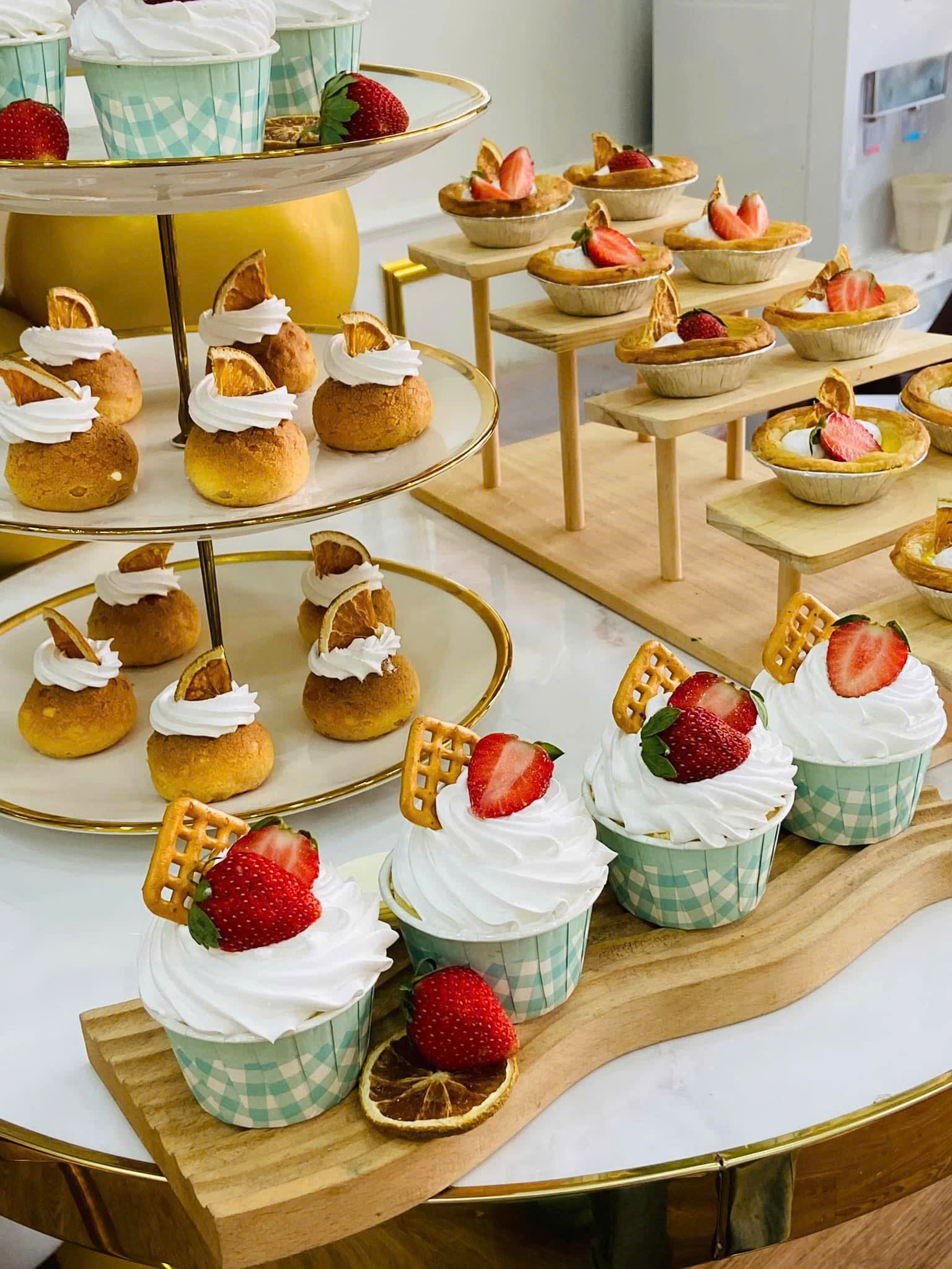 Bánh ngọt nhỏ bàn tiệc